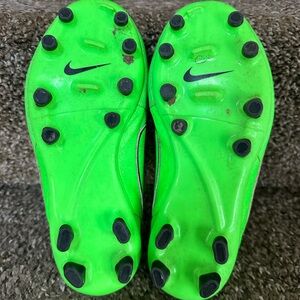 Kids Nike Jr Soccer Cleats (Size 2y) (Used)